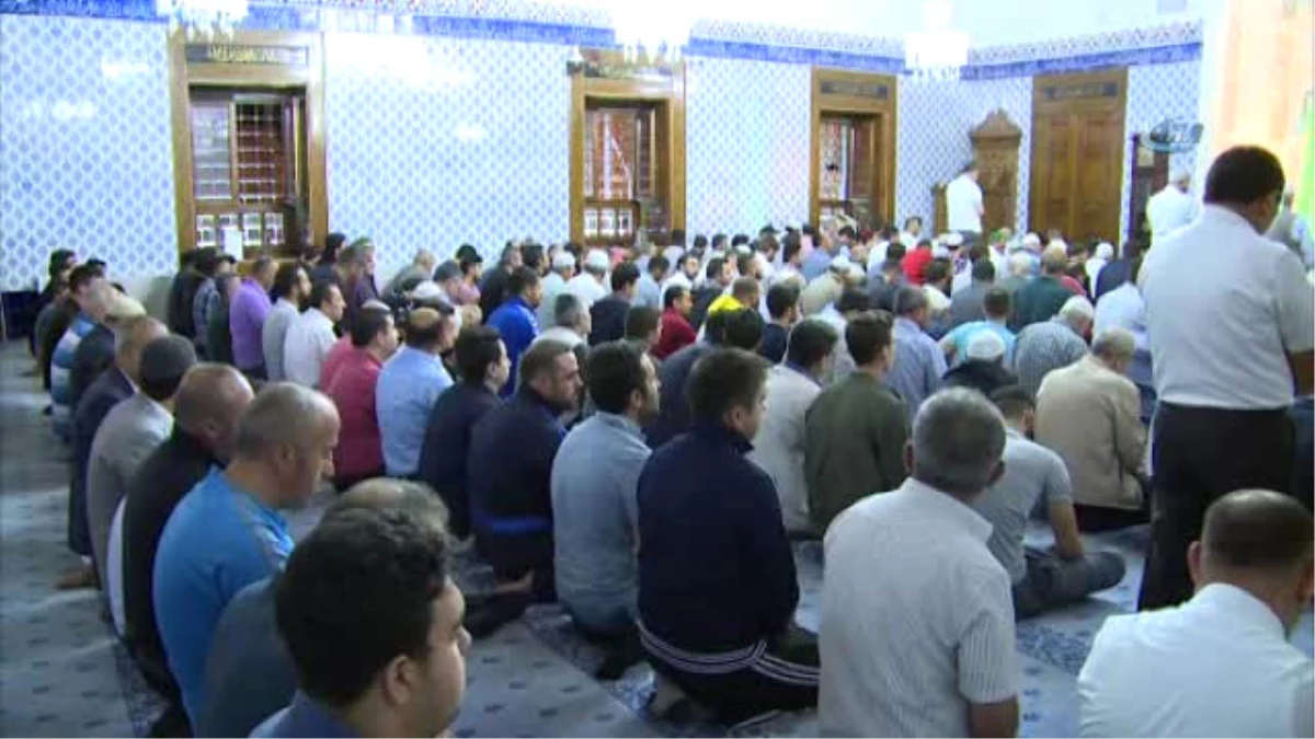 Diyanet İşleri Başkanı Erbaş, Hacı Bayram Camii\'nde Sabah Namazı Kıldırdı