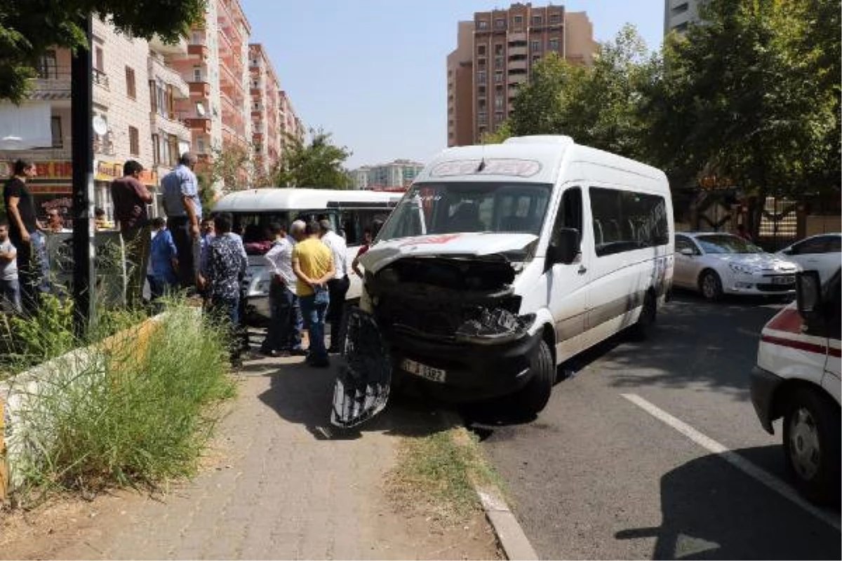 Diyarbakır\'da Öğrenci Servisiyle Minibüs Çarpıştı: 3\'ü Öğrenci 7 Yaralı