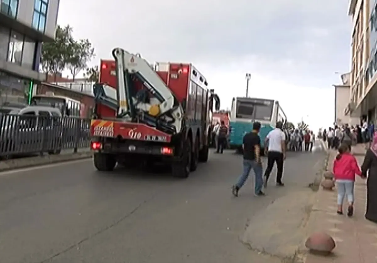 Halk Otobüsü Bariyerlere Çarptı: 4 Yaralı