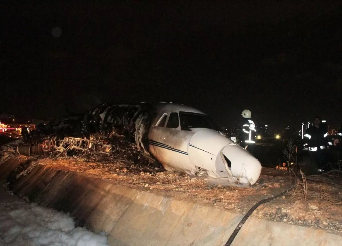 İstanbul Valisi Vasip Şahin, İniş Sırasında Pistten Çıkan Jetteki 3 Mürettebat, 1 Yolcunun...