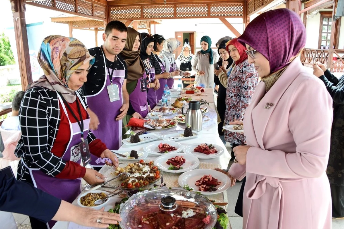 Konya\'da Bayat Ekmekten Yemek Yarışması Yapıldı
