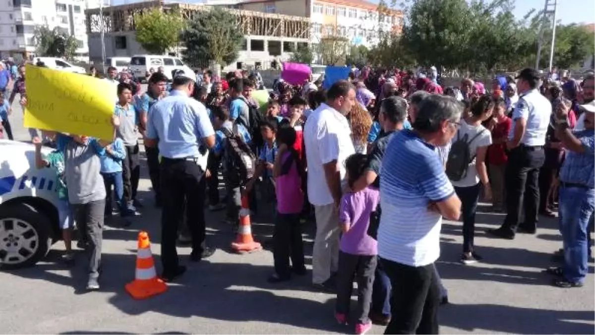 Öğrenciler ve Veliler, Öğrencinin Öldüğü Kaza Sonrası Yolu Kapatıp Eylem Yaptı