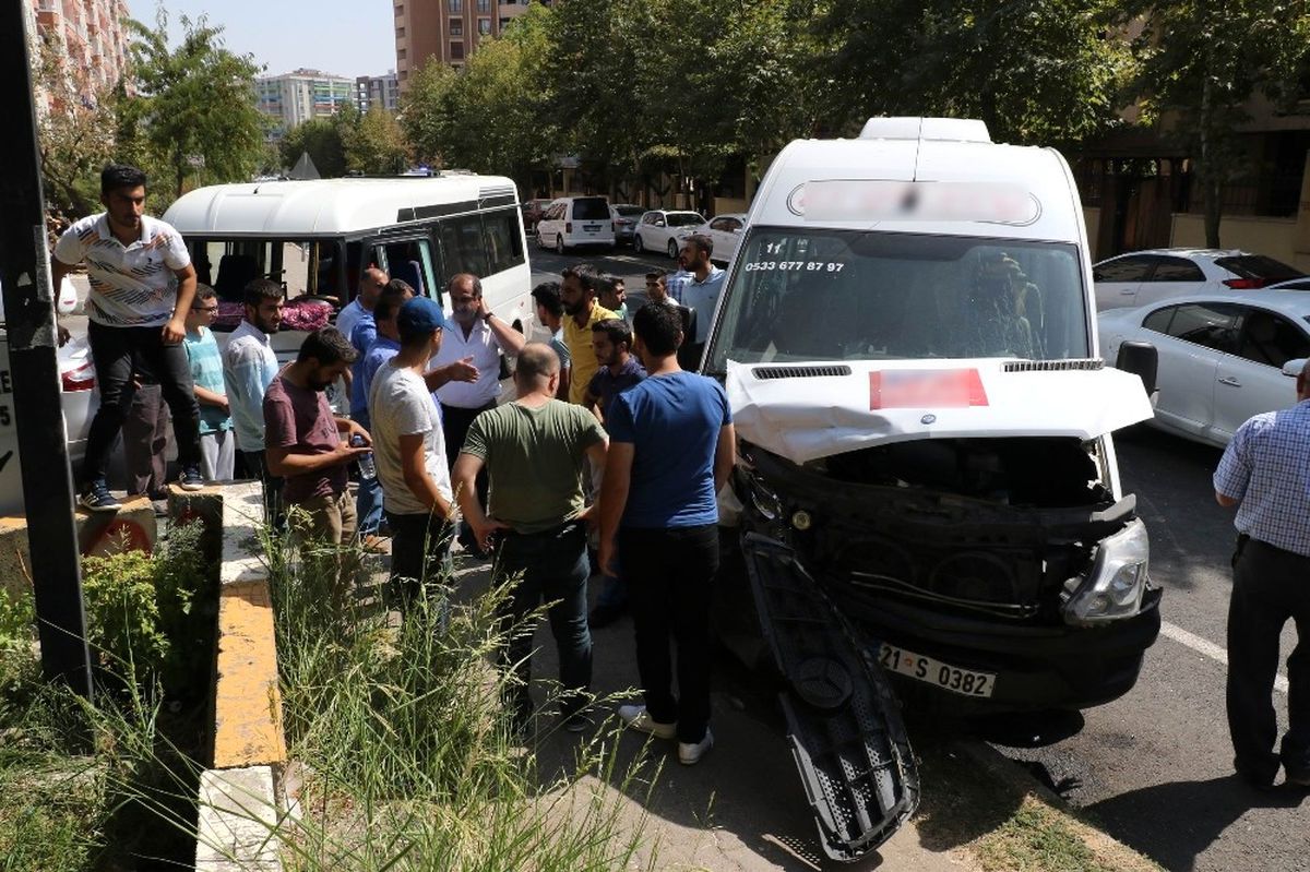 Okul Servisi ile Yolcu Minibüsü Çarpıştı: 3\'ü Öğrenci 7 Yaralı