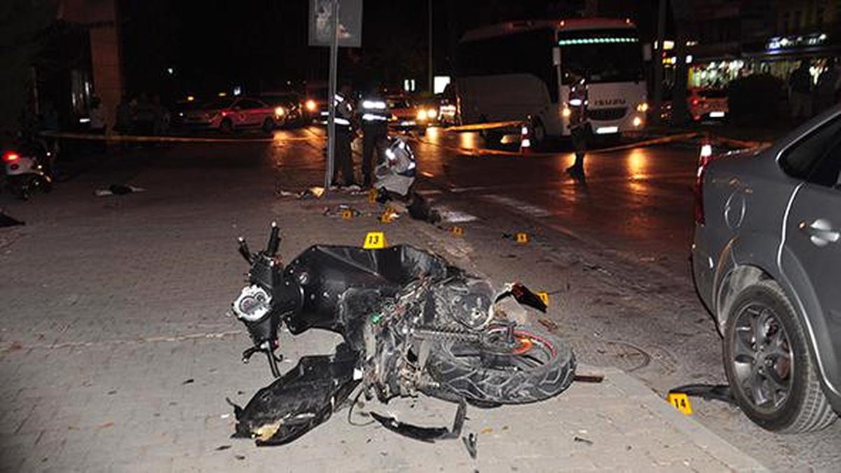 Otomobil, Motosiklete ve Turist Çifte Çarptı: 1 Ölü, 2 Yaralı