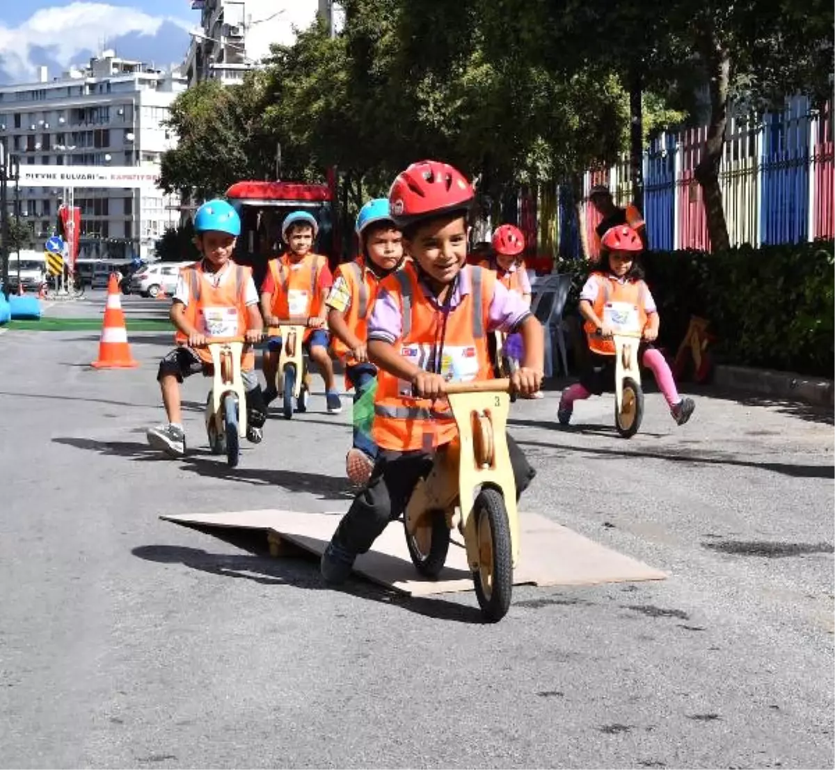 Otomobilsiz Günde Bulvar Yayaların ve Bisikletlilerin Oldu