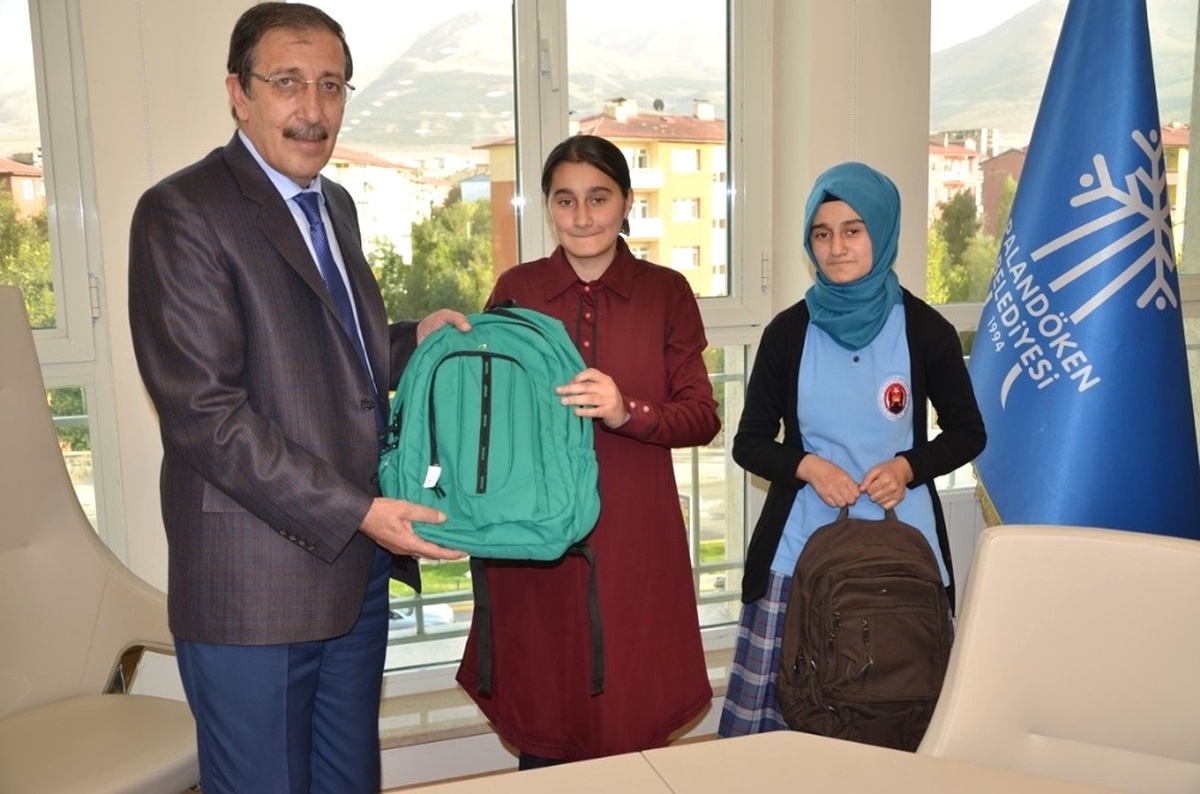 Palandöken Belediyesi Öğrencilere Kırtasiye Yardımında Bulundu