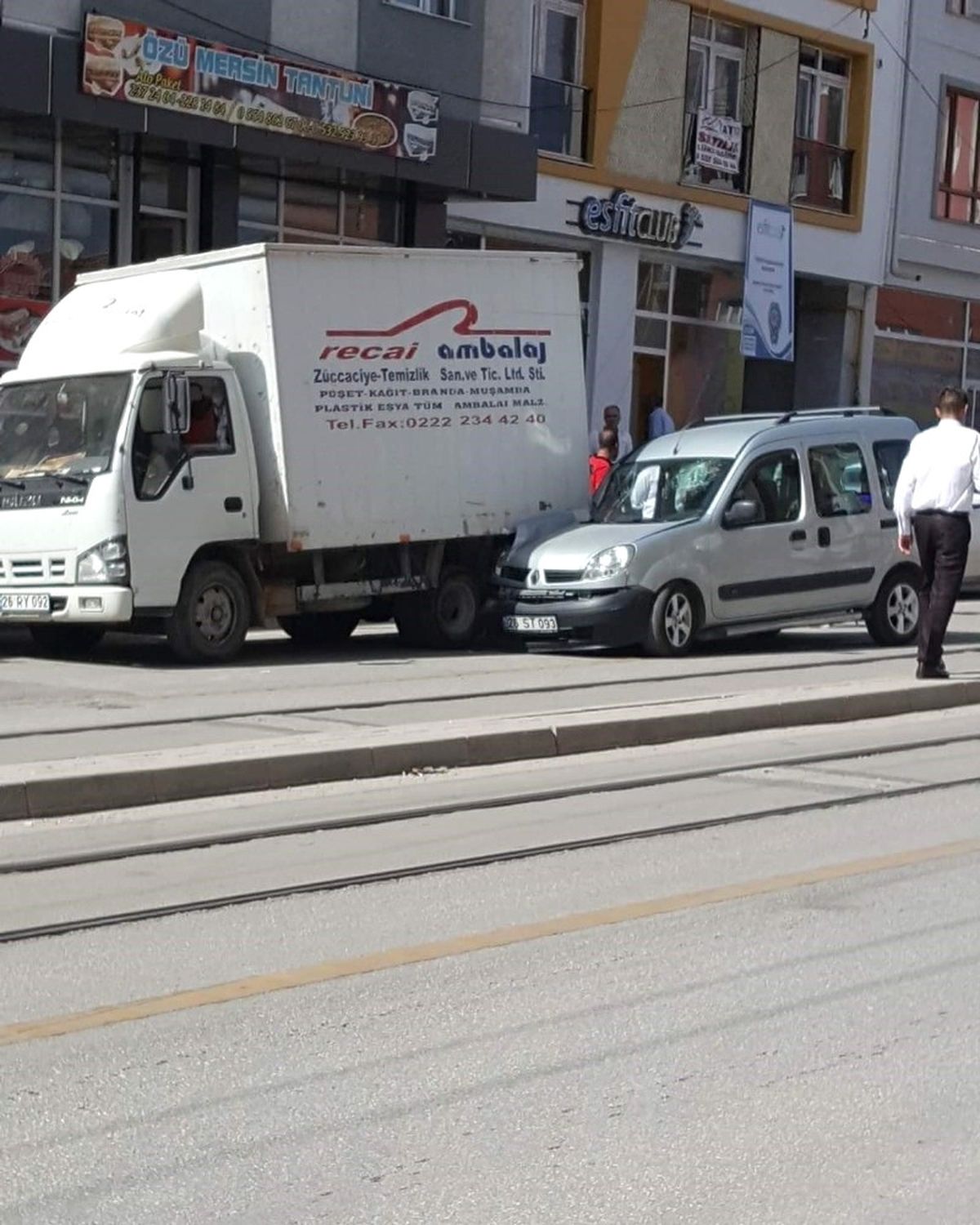 Park Halindeki Kamyonete Çarpan Sürücü Yaralandı