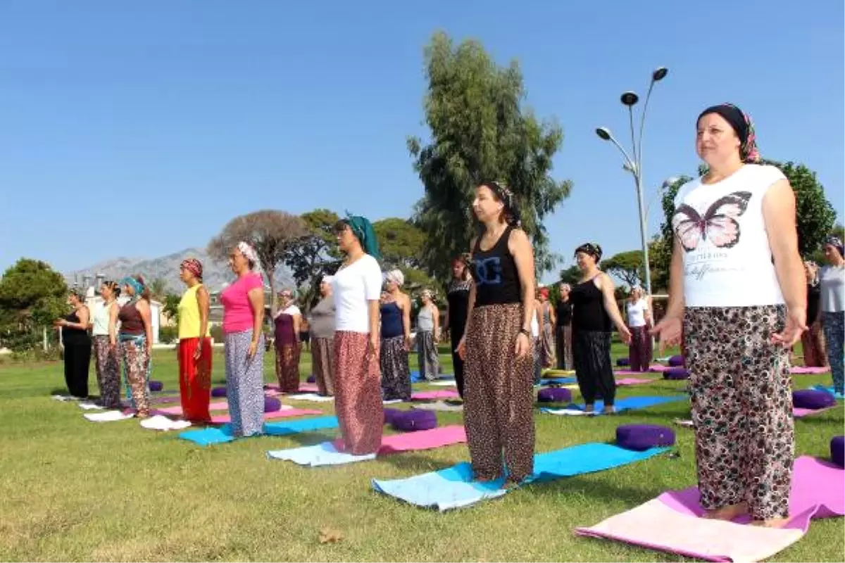 Şalvar ve Yemeniyle Sahilde Yoga