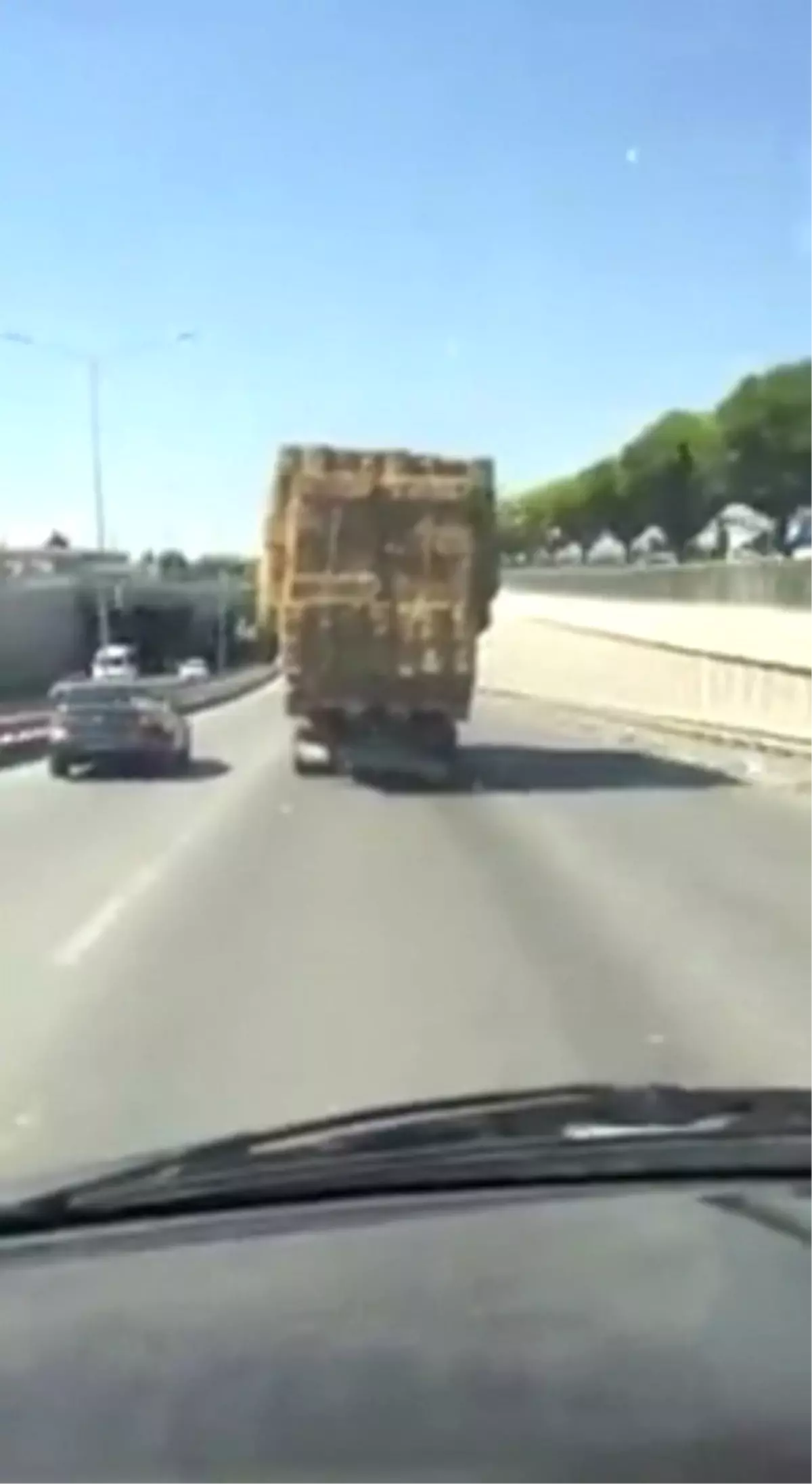 Saman Yüklü Kamyon Trafikte Zor Anlar Yaşattı