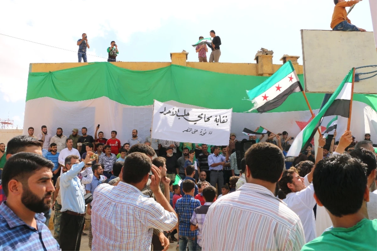 Suriye\'de Esad Karşıtı Protesto Gösterisi