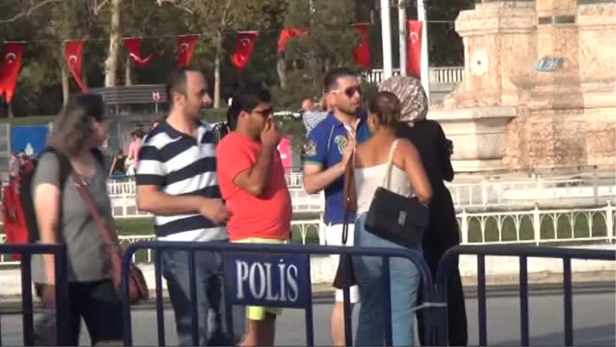 Taksim Meydanı\'nda Kadın Turistler Arasındaki Kavga Kamerada