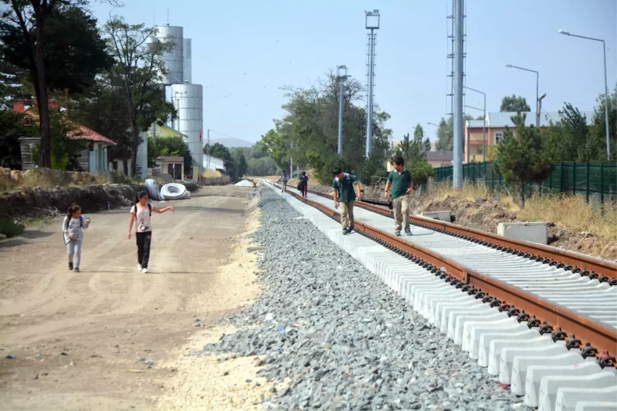 Tren Yolu Üzerinde Tehlikeli Okul Yolculuğu