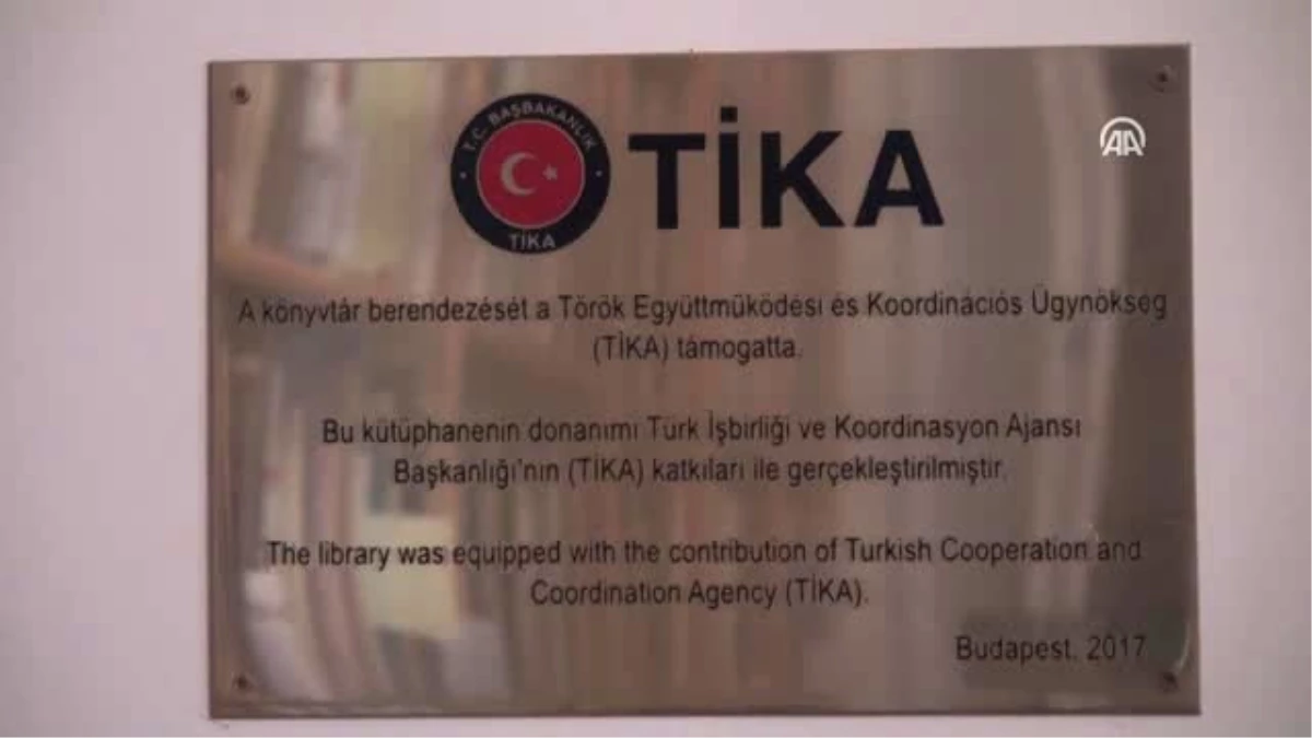 Türkiye\'nin Budapeşte Büyükelçisi Fakılı\'dan György\'ün Kütüphanesine Tablo Hediyesi