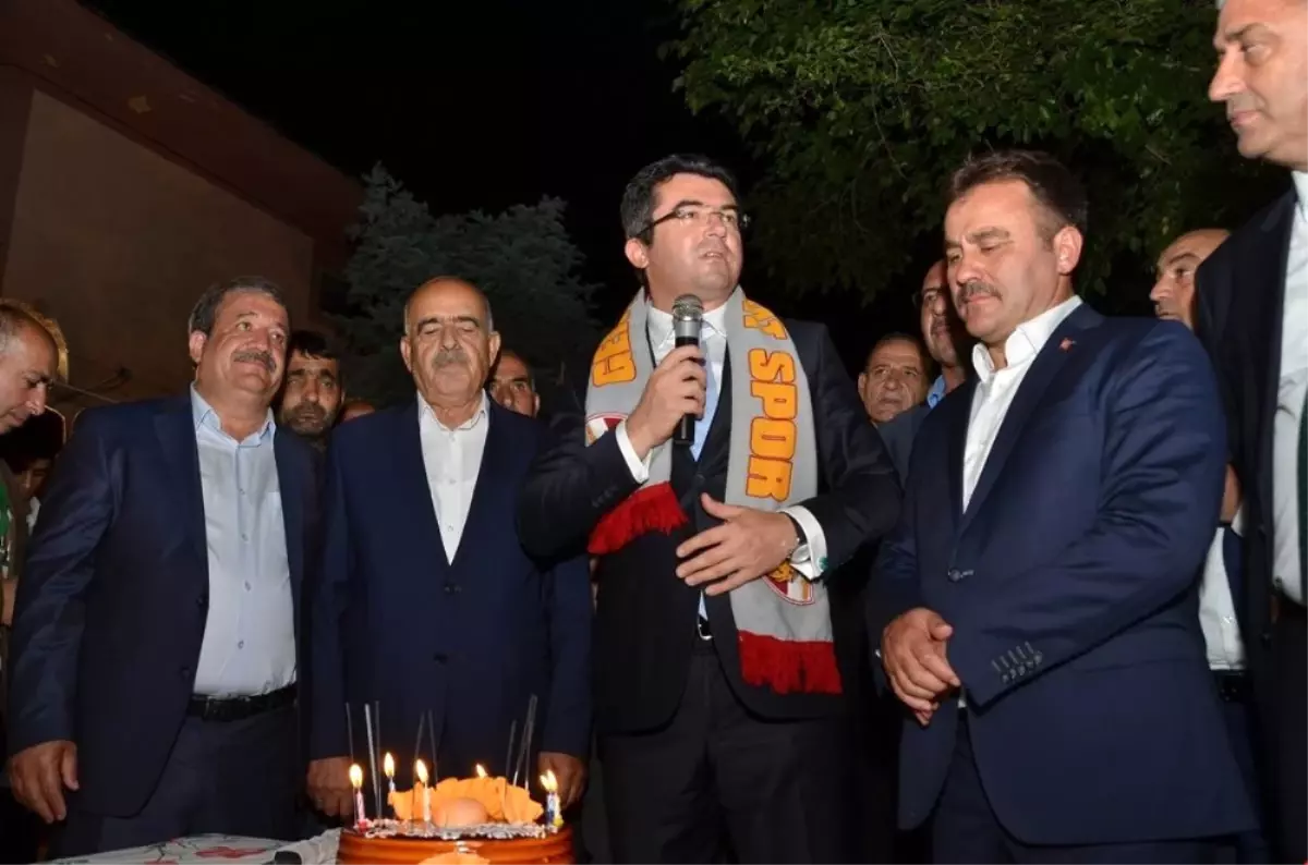 Vali Memiş\'e, Eski Görev Yerinde Sürpriz Doğum Günü