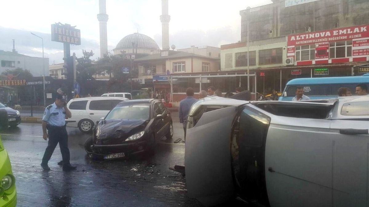 Yalova\'da Trafik Kazası: 2 Yaralı