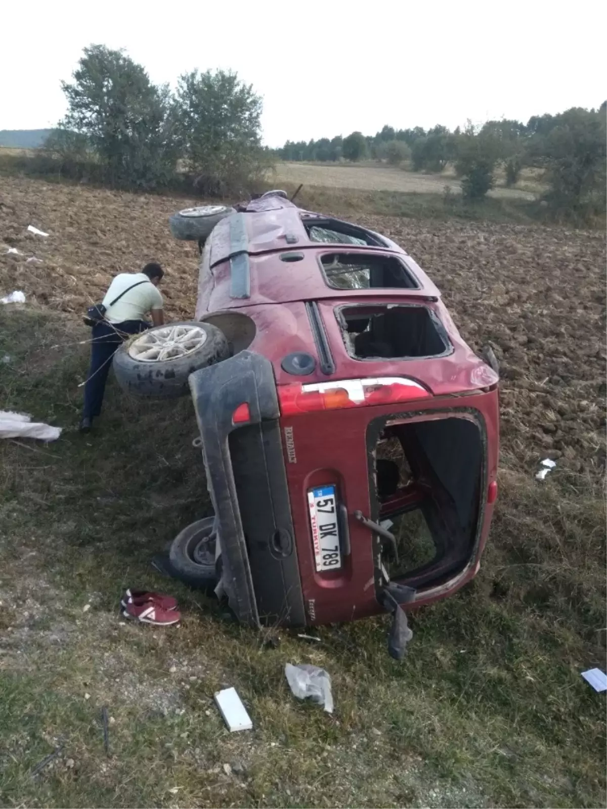 Yoldan Çıkan Hafif Ticari Araç Tarlaya Uçtu: 1 Yaralı