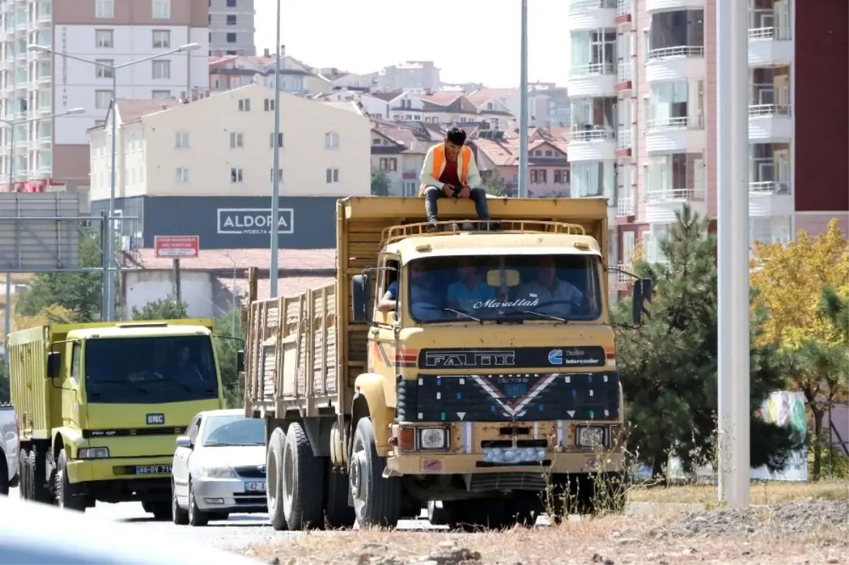 Yozgat\'ta Kamyon Üzerinde Tehlikeli Yolculuk