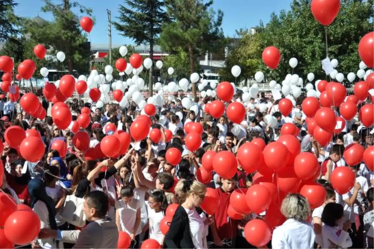 15 Temmuz Şehitlerine Mektup Yazıp, Balonla Gökyüzüne Bıraktılar