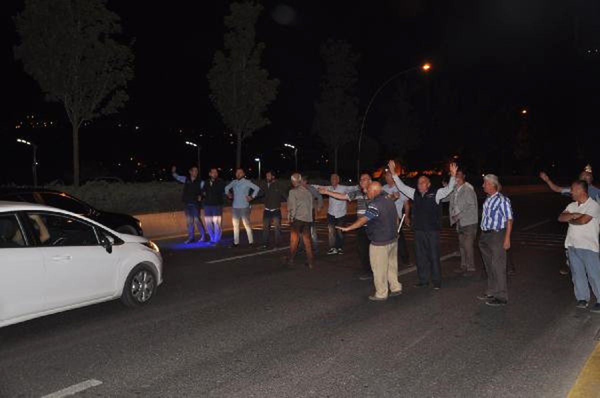 Ankara\'da Durak İsteyen Vatandaşlar, Protokol Yolunu Kapattı