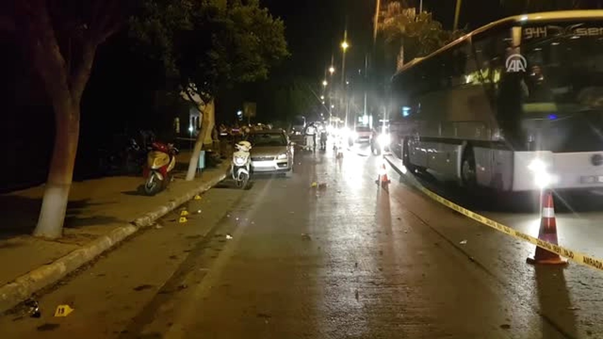 Antalya\'da Otomobilin Motosiklete ve Turist Çifte Çarpması