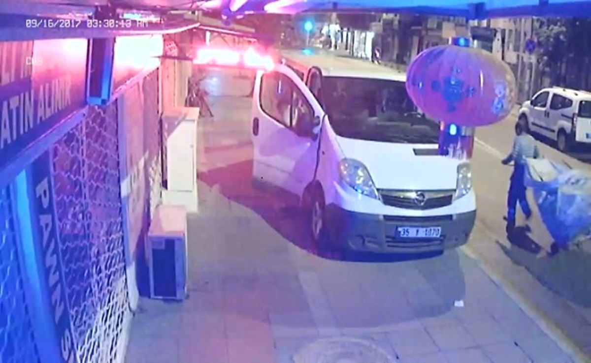 Aracın Camını Kıran Hırsızın Rahat Tavırları Kamerada