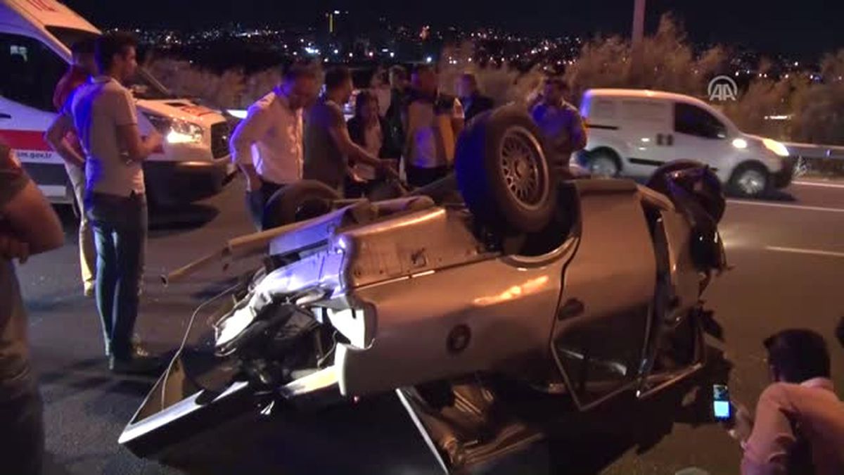 Araçta Sıkışan Yaralıyı Vatandaşlar Kurtardı