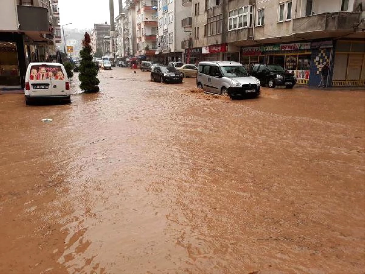 Arhavi\'de Şiddetli Yağış, Su Baskınlarına Neden Oldu