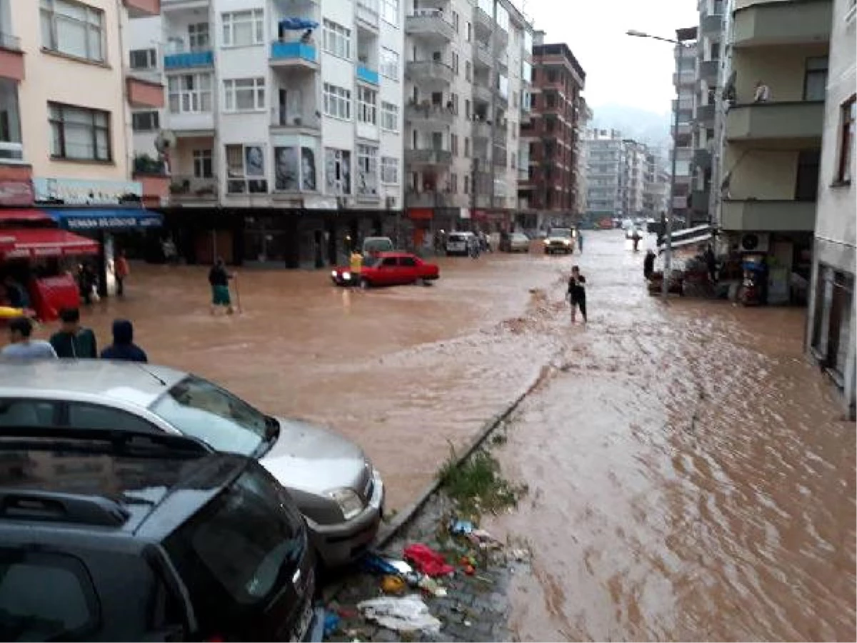 Arhavi\'de Şiddetli Yağış, Su Baskınlarına Neden Oldu