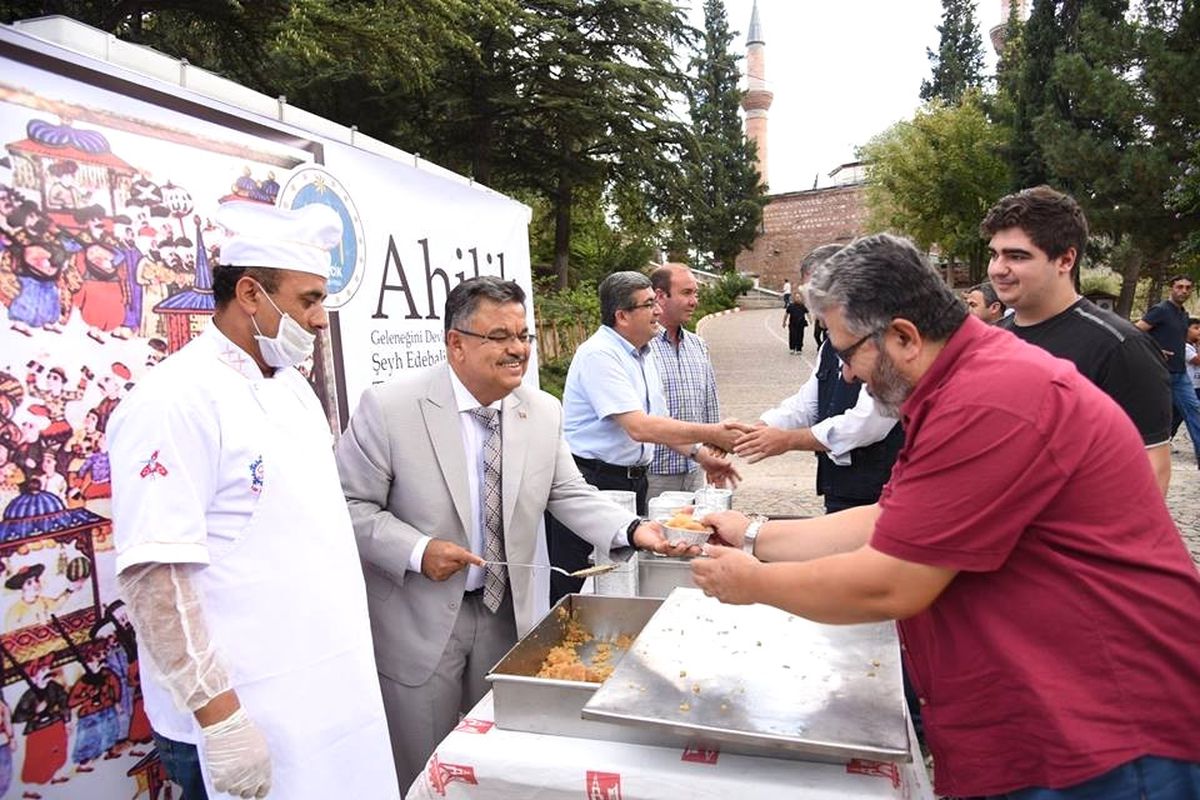 Başkan Yağcı, Namaz Çıkışı Cemaate Helva Dağıttı