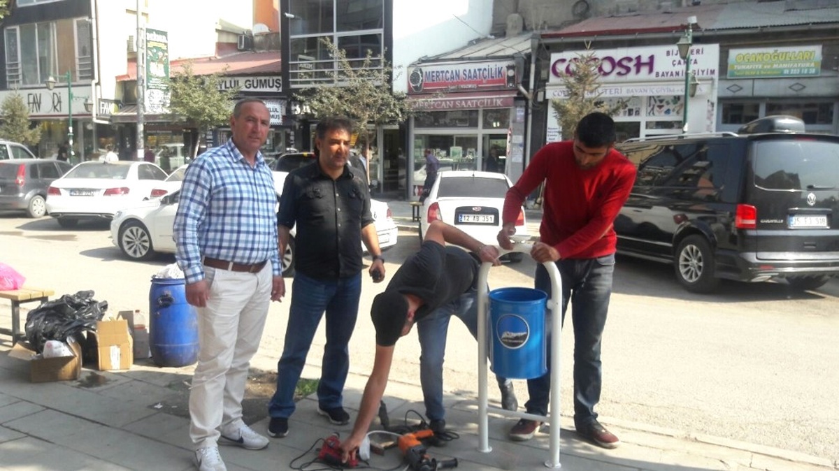 Belediye\'den Caddelere Oturma Bankı ve Çöp Kovası