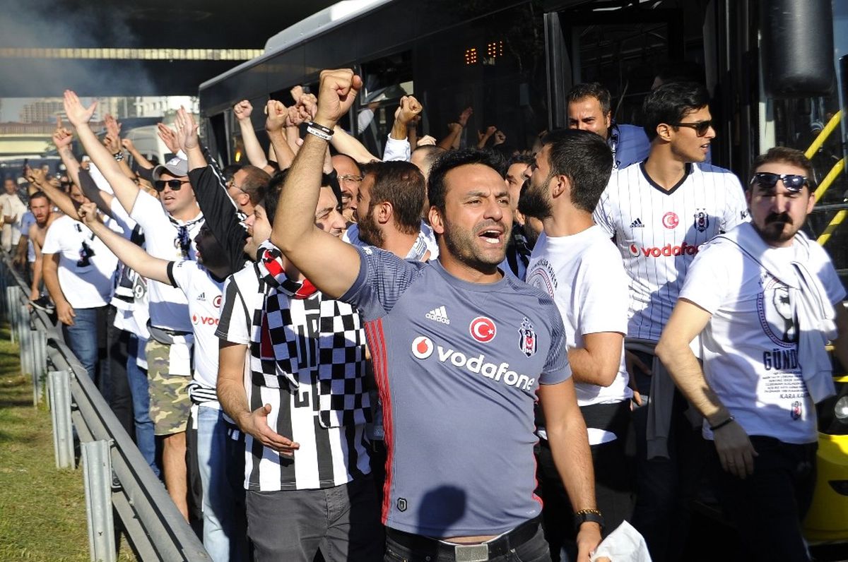 Beşiktaş Taraftarı Ülker Stadı\'na Geldi