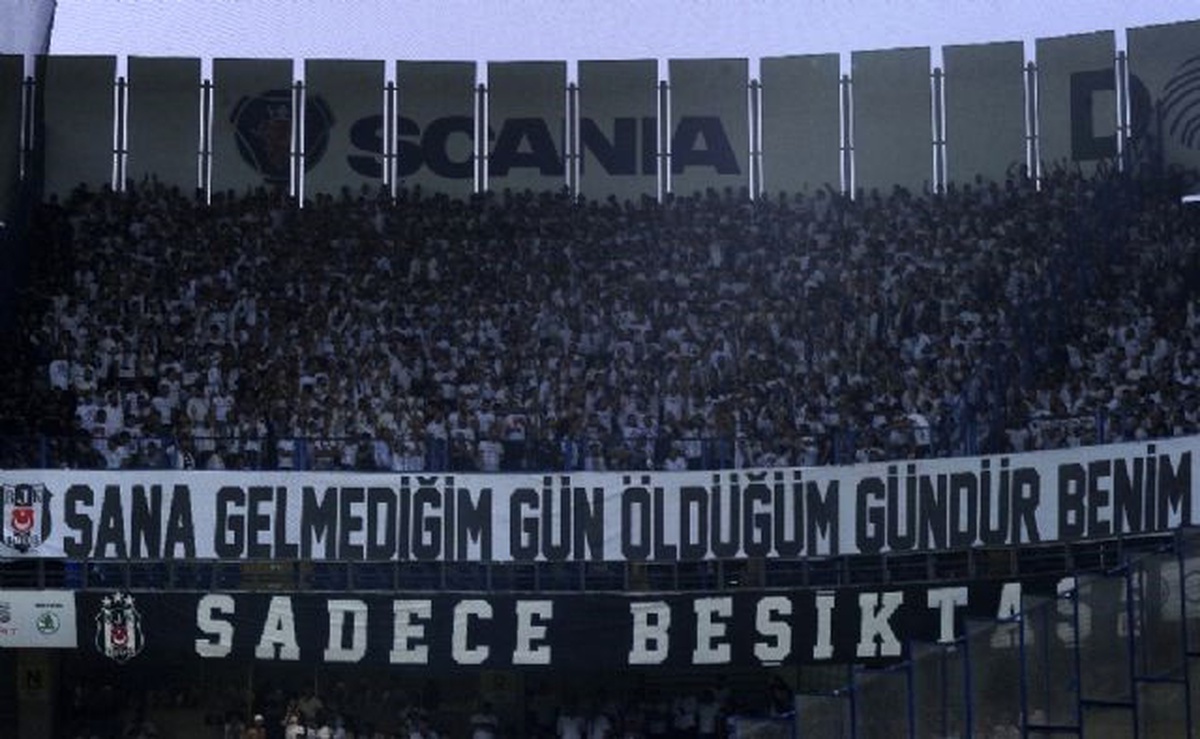 Beşiktaş Tribünü Beyaza Büründü