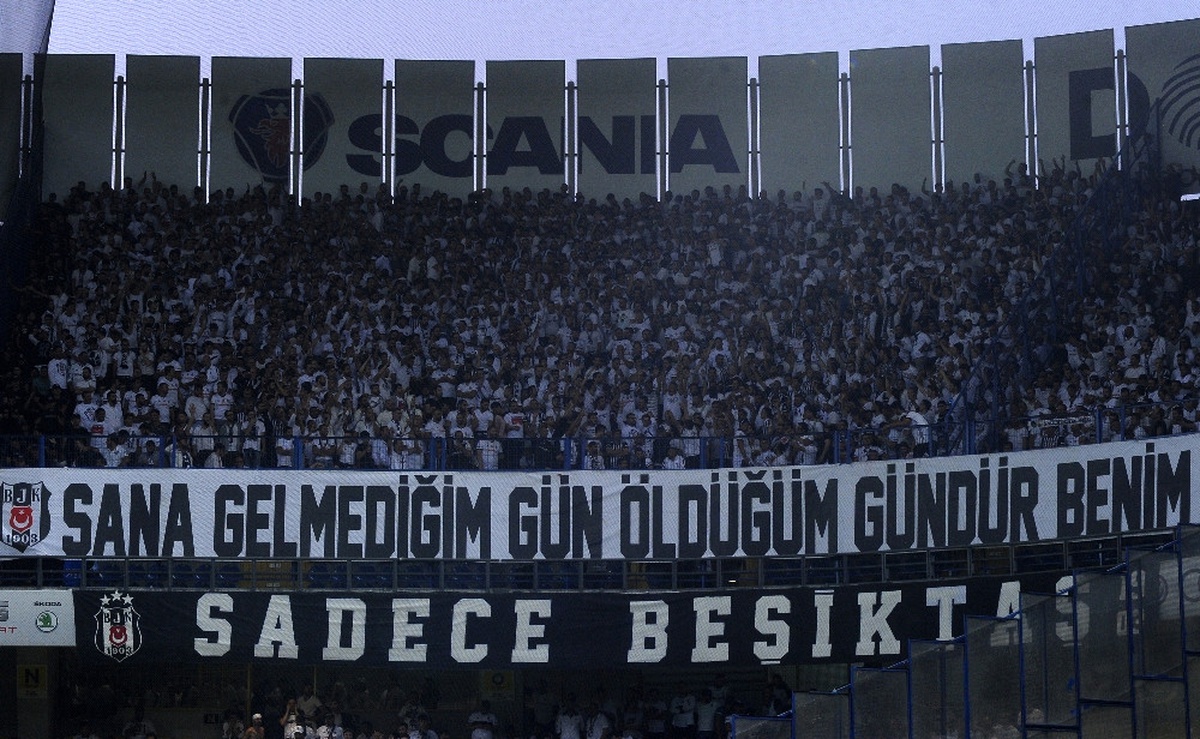Beşiktaş Tribünü Beyaza Büründü