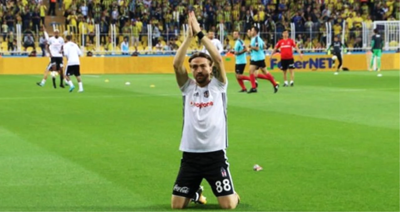 Caner Erkin\'in Beşiktaşlıları Diz Çökerek Selamlaması Fenerbahçelileri Kızdırdı