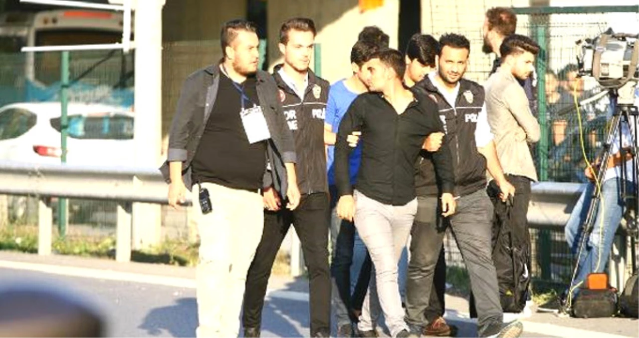 Fenerbahçe - Beşiktaş Derbisi Öncesi Polis 30 Taraftarı Gözaltına Aldı