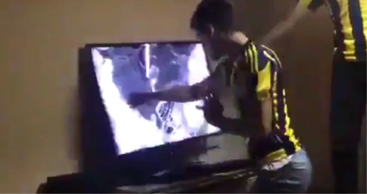 Fenerbahçeli Taraftar, Ozan Tufan\'ın Kaçırdığı Golün Ardından Televizyonunu Parçaladı
