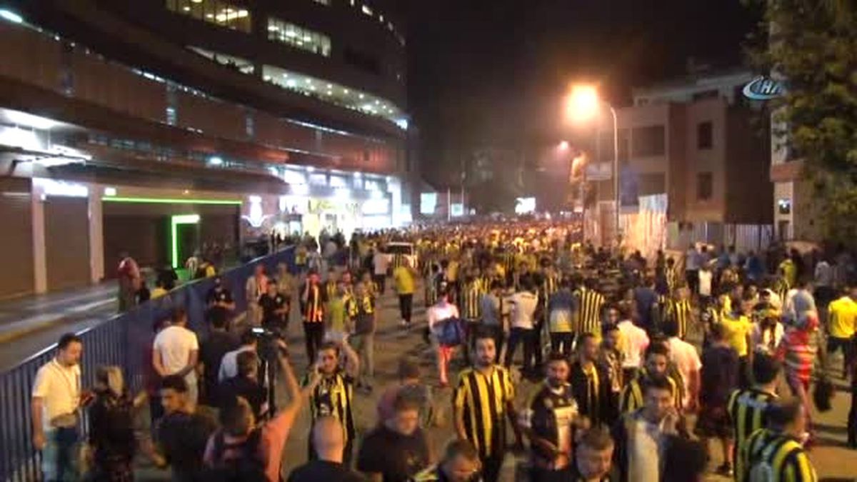 Fenerbahçeli Taraftarlar, Galibiyeti Kutladı