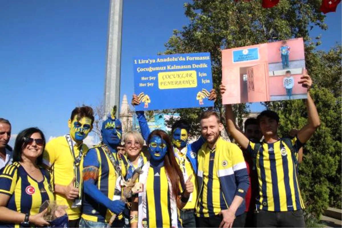 Fenerbahçeli Taraftarlar Yüzlerini Boyayarak Van\'daki Bir Okula Gelir Topluyor
