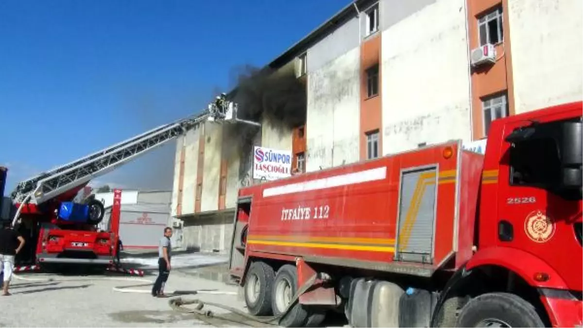 Hatay\'da Sünger Mağazasında Yangın