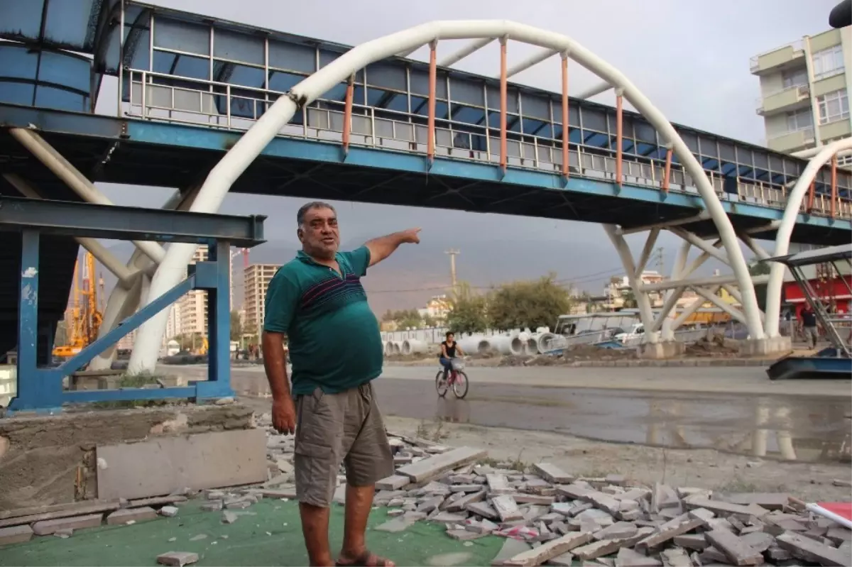 İskenderun\'un Yarım Asırlık Üst Geçidi Söküldü