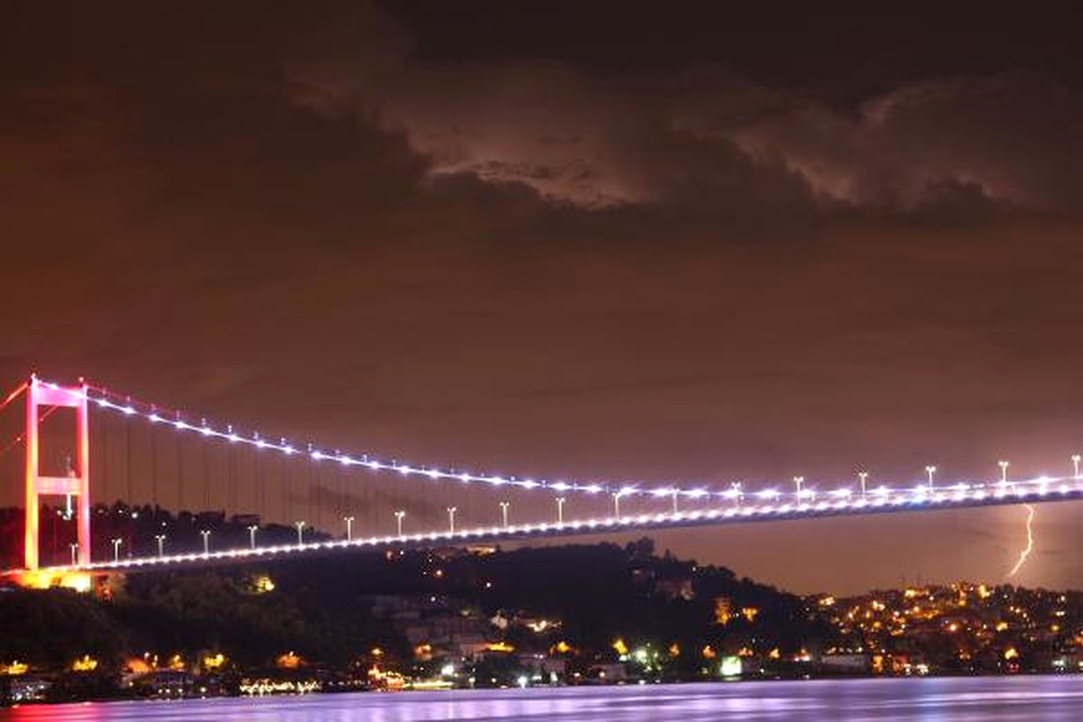 İstanbul\'da Art Arda Çakan Şimşekler Gökyüzünü Aydınlattı