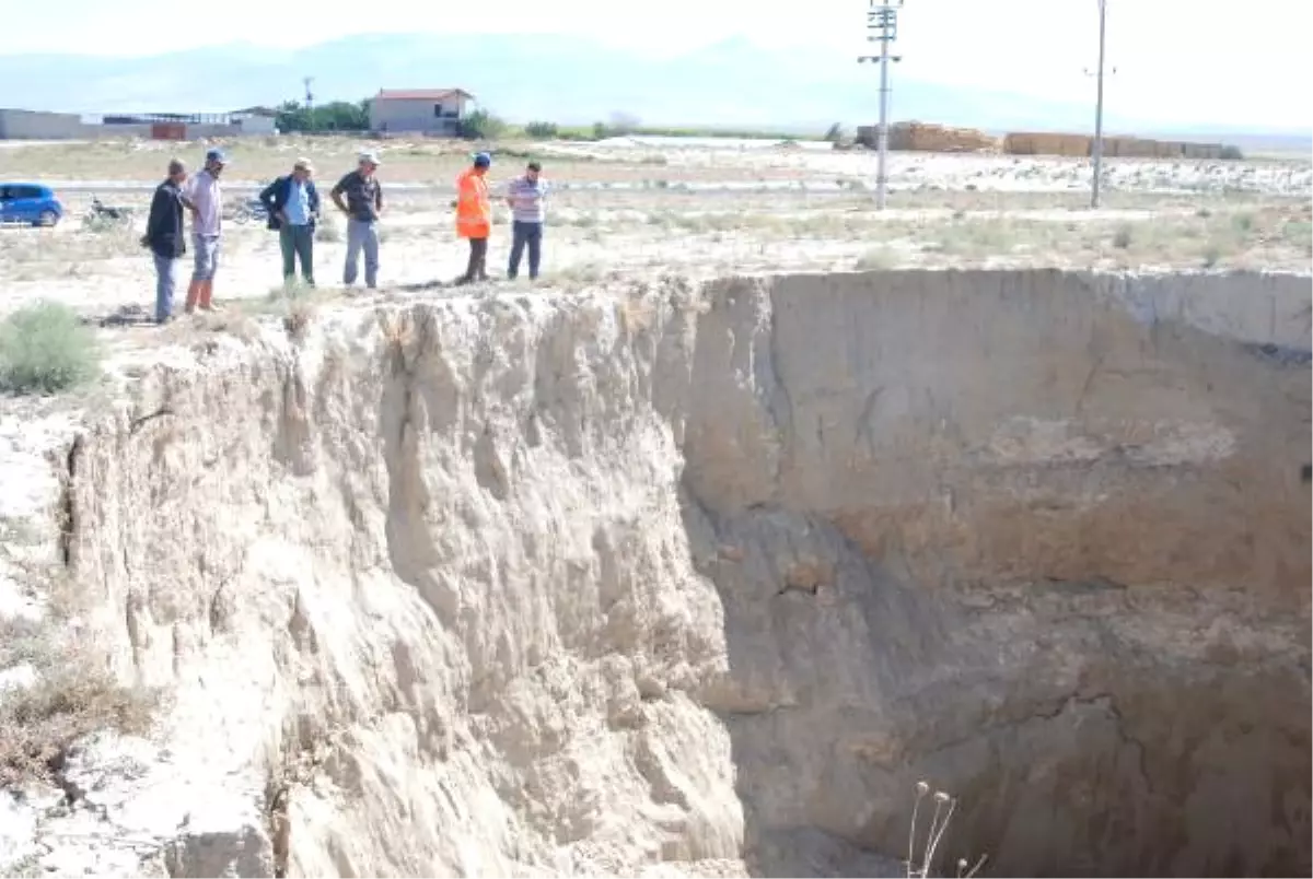 Karapınar\'da 40 Metre Çapında Yeni Obruk Oluştu