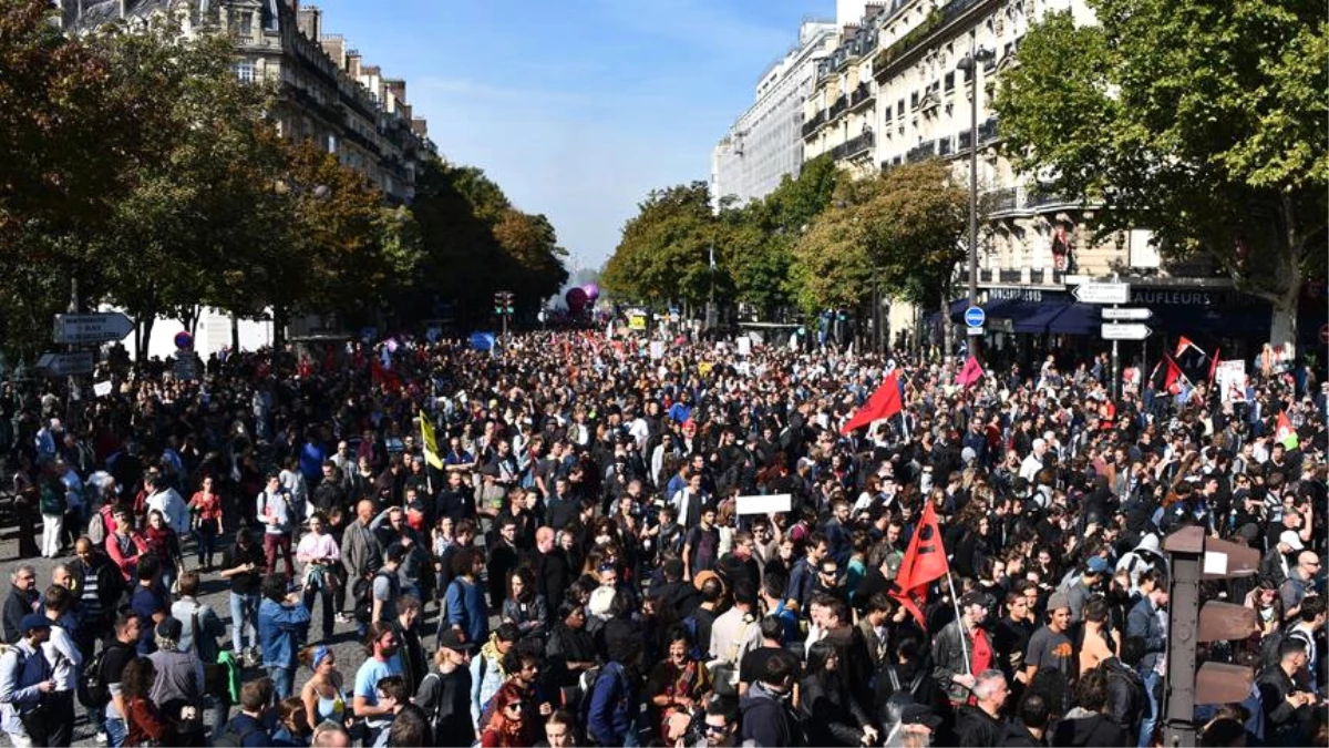 Paris\'te Çalışma Yasası Reformu Protesto Edildi