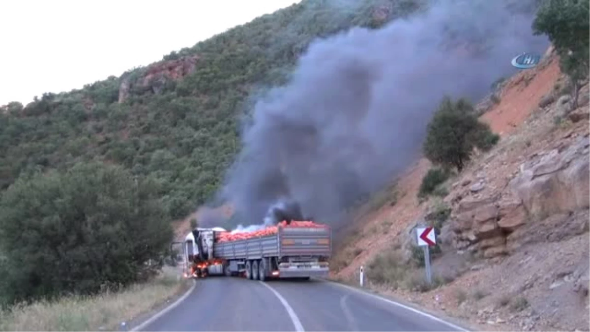 PKK\'lı Teröristler Araç Yaktı, Tunceli-Pülümür Yolu Trafiğe Kapandı