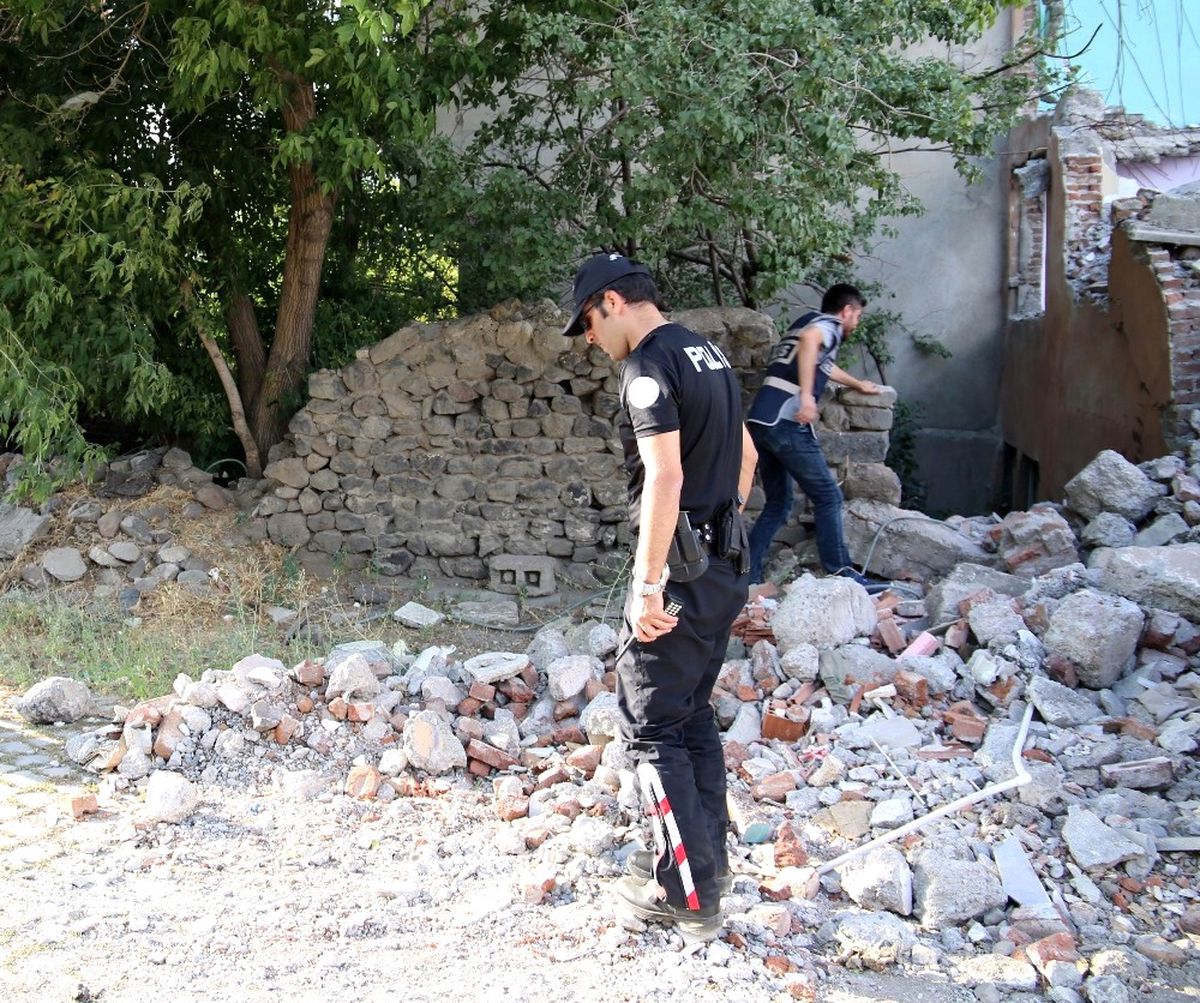 Polis Metruk Binaları Didik Didik Arıyor
