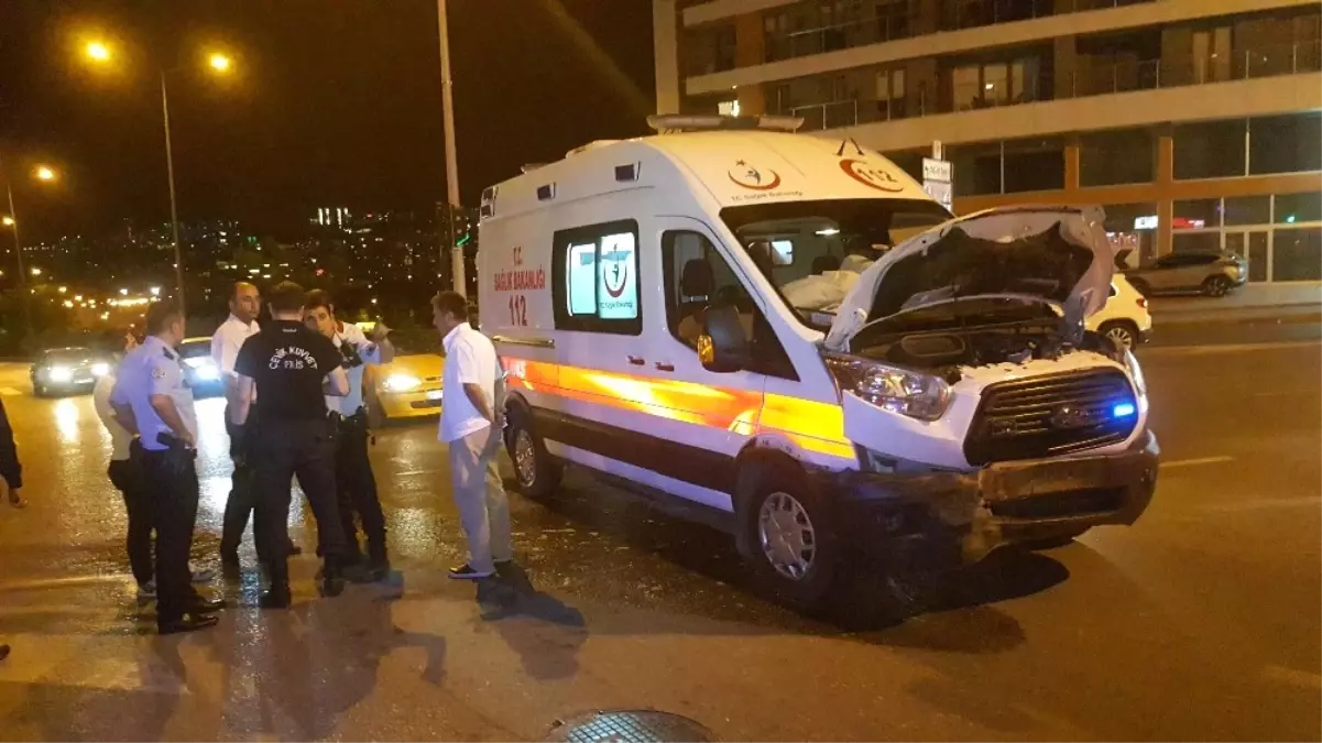 Samsun\'da Ambulans Otomobil ile Çarpıştı: 1 Yaralı