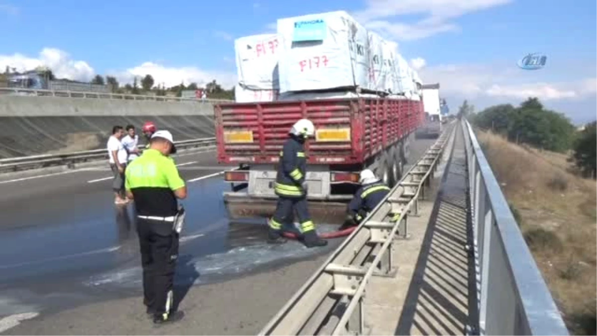 Seyir Halindeki Tır\'da Çıkan Yangın Otoyolda Trafiği Durdurdu