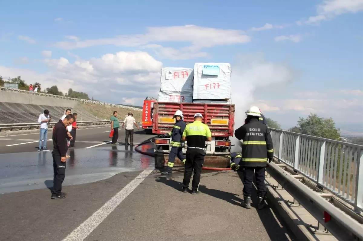 Tırda Çıkan Yangın Otoyolda Trafiği Durdurdu