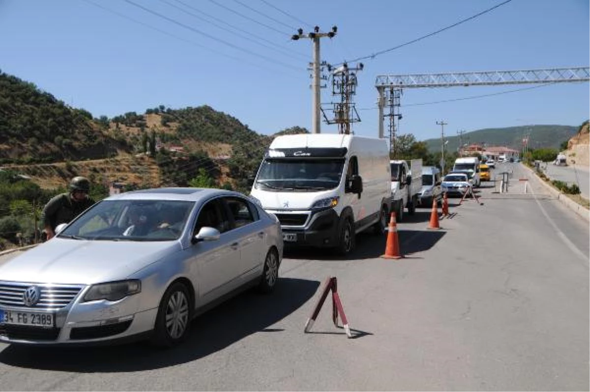 Tunceli\'de Yol Kesen PKK\'lı Teröristler Tır Yaktı