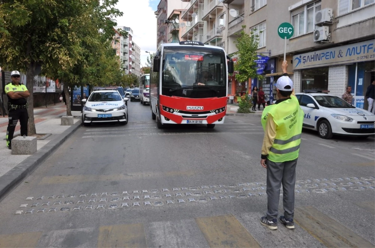 Uşak\'ta Okul Geçidi Görevlisi Öğrencilere Eğitim Verildi